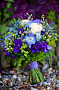 蓝色和紫色搭配的手捧花
更多婚礼手捧花>>http://t.cn/8slhW0h