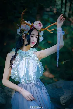 #微相册投稿# 【忘川】 痴人一梦转过三千佛塔 参不化 痴人一路泛舟去那故乡 我一觉醒转 你一定就在 河畔作一幅画 等着我抵达 我看見那一樹桃花 姑娘：Vous_亚蒙 /抄送宏贇同學 摄影山猫-Gxinn 微相册 全图抄送（22P）：O页链接@北坤人素材