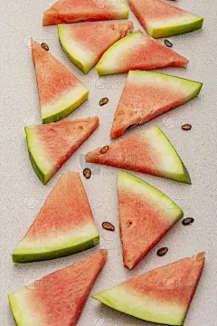 新鲜多汁的西瓜片。甜夏日甜点健康饮食理念。石混凝土背景