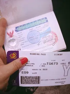 泰签。泰国可以落地签，但是要做好落地后排长～～队的准备。在国内随便找个有资质的旅行社都能给办。某宝上更是很多，更方便。,記憶de過去時