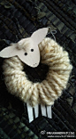 亲子手工毛线羊： 先用纸箱材料剪个圆环，绕上毛线做身体，头和脚可以自己画并剪下来，固定就可以了。。。