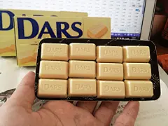 森永达诗白巧克力

前段时间刚好有特价，就买了几盒试试～

巧克力一直是我的最爱❤❤

黑巧克力白巧克力都很热爱～

这款巧克力还是很不错的，拆盒很简单，稍微掰一下就可以啦～设计很人性化～

巧克力是分割好了的，12颗，很适合分享

口感挺丝滑，有人说太甜了，我觉得还行吧，奶香味很浓郁，还是很不错的一款巧克力