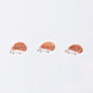 ハリネズミブローチ : ハリネズミのブローチです。ちょこんとしてます。横：約3cm×縦：約2cm※お写真に写っているものから1つお送りします。ご希望のこがいましたらできるだけご対応いたしますのでメッセージにお書き下さい。【注意事項】・１つ１つ手作りで制作しているため表情が異なります。・お使いのモニターやブラウザによっては写真と実物の色が違って見える場合がございます。