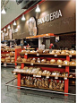 Supermarket Sign Design  Paola Camano Diseño Alejandro: Interior de una panaderia de supermercado un tanto moderna.: 
