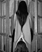 母亲的床单

芝加哥摄影师、编辑兼策展人 Lindley Warren Mickunas 的美丽而令人难忘的作品，它在个人历史的框架内审视了女性身体上的暴力、依恋理论、世代创伤和母性。她使用直观的拍摄和各种重新解释的心理戏剧方法来探索这些主题。 ​​​​