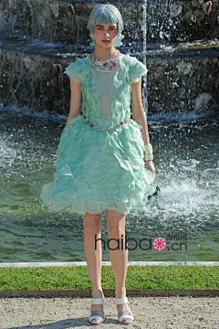 【Chanel】明星大爱香奈儿(Chanel)2013早春度假系列！秀场让人看不懂，明星演绎却都很不错？_海报时尚网