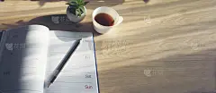 在记事本上写会议议程，在家工作。日记为组织者计划时间表，每日约会，和管理工作的办公桌。规划师概念——