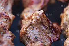 鲜美多汁的肉块，用木炭烤架烤串。把肉靠近点烤