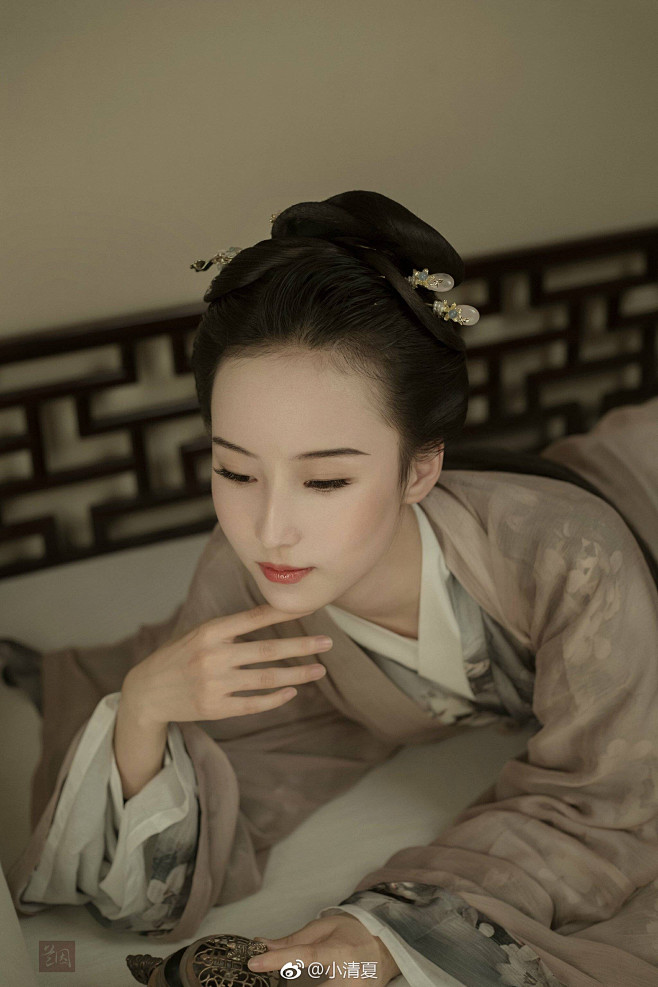 ｛水是眼波横，山是眉峰聚。｝


   ...