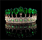 问鼎世界纪录的最奢华的皇冠 _艺术收藏
在早前举行的日内瓦瑰丽贵族珠宝拍卖中，这顶皇冠的拍卖价格以839万欧元问鼎最新的世界纪录。这顶皇冠镶有11颗珍罕不凡的梨形哥伦比亚绿宝石，共重逾500卡拉，估价500万至1,000万美元。这顶华丽的皇冠是为了 Katharina Henckel von Donnersmarck公主而制的。苏富比欧洲及中东珠宝部主席David Bennett称其为过去30年中拍卖市场上最重要的王冠。@北坤人素材
