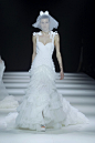荷兰著名双人设计师个性高级定制综合品牌 Viktor & Rolf（维果罗夫）2023春夏婚纱系列
