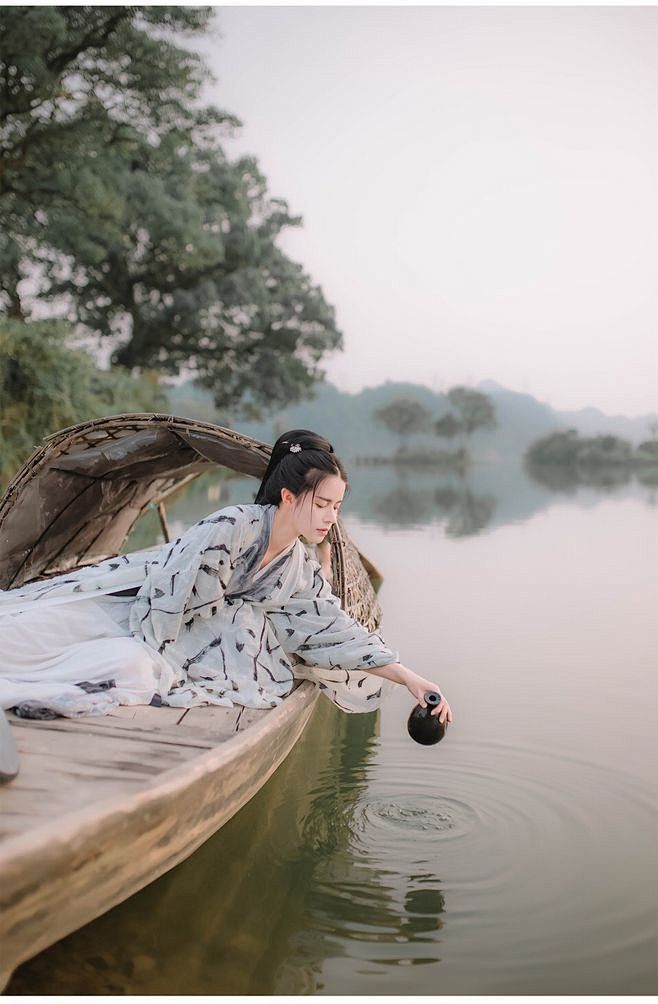 碧水丹山映杖藜，夕阳犹在小桥西。
微吟不...