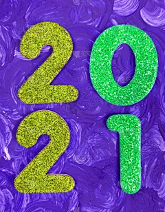 2021年装饰闪亮的新年数字，手绘抽象污渍紫色背景