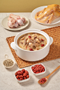 图像可能包含：盘子，食物和桌子