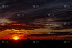 美丽多彩的日落在城市地平线上。宏伟的云彩笼罩着建筑物的轮廓。放置你的签名。你可以用它来制作名片、传单