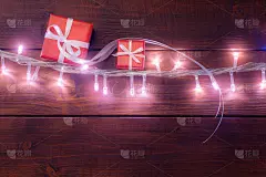 大的和小的礼物盒上发光的花环