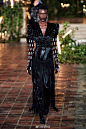 Rodarte F/W 2020 New York
2020秋冬纽约时装周｜Rodarte
吸血鬼德古拉公爵的新娘
以阴郁暗黑风格为品牌核心的Rodarte，将70年代吸血鬼电影《Love at First Bite》作为灵感，塑造了带着鬼魅气质又复古的迷人女郎。