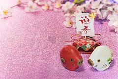 日本新年贺卡的背景是樱花，还有可爱的动物雕像(猪或猪)和写有“Geishun”的宣纸，意思是“欢迎春