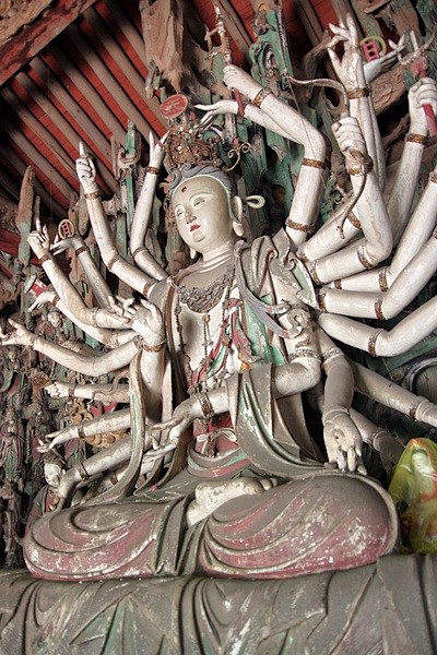 山西平遥双林寺千手观音塑像