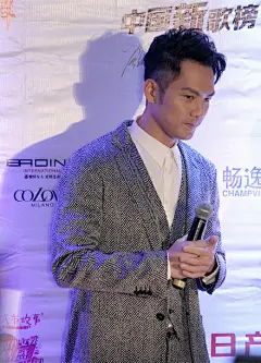 一组红毯截图，第一张霸气侧漏，第二张帅气爆棚，第三第四张好乖~