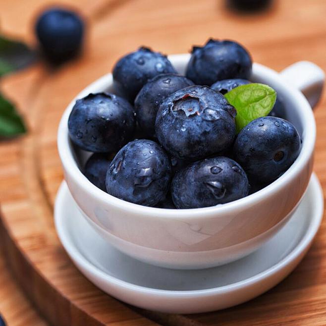 纯净美味进口蓝莓 圆润的果实，虽然自带果...