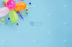 聚会或生日蓝色背景。假日模型。带有副本空间的贺卡。