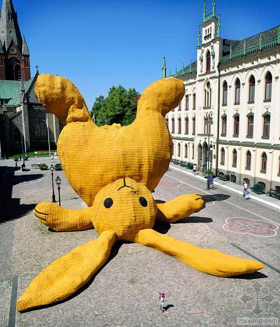 黄色兔子造型的大比例雕塑是设计师为厄勒布...