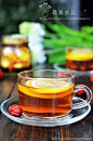 清爽酸甜的夏日饮品——柠檬姜茶 
材料：柠檬3个、姜一大块、红糖约50克
做法：1、柠檬加少许盐，洗干净表面
2、姜去皮后切成片、柠檬也切成片
3、柠檬片、姜片和红糖全部放入一个大碗中
4、拌匀后全部装入无水无油的干净玻璃瓶中（图片中大瓶和小瓶其实不是同一次做的，小瓶是早些时候做的，三个柠檬差不多可以装四个小瓶）
5、密封后放入冰箱，三天后就可以喝了
6、喝的时候，取适量柠檬和姜片，加入温热水即可（也可随意加入冰水哈）

