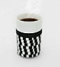 【Ring Mug 中空隔热马克杯】

杯子的设计充分考虑到使用者的舒适性和安全性，双层内外杯体设计，起到了中空隔热的作用。杯体中间的橡皮环，醒目的PO标示，不只外观好看，更避免了杯子从手中脱落的危险。
