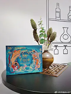 【洁柔×敦煌博物馆×OYART插画限定礼盒】
新作首发来一波抽奖~转发评论即可参与，O3月20日晚上8点通过@微博抽奖平台  抽出三名幸运鹅，送出这款神仙礼盒
礼盒里不仅有洁柔x敦煌联名神仙纸巾，还有精美的古风敦煌周边发簪，用作化妆盒也是超棒！
网友表示真心吹爆这款神仙包装，你怎么看？

​​​​...展开全文c