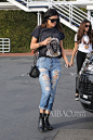 当地时间12月15日，凯莉·詹娜 (Kylie Jenner) 与朋友在洛杉矶外出街拍。