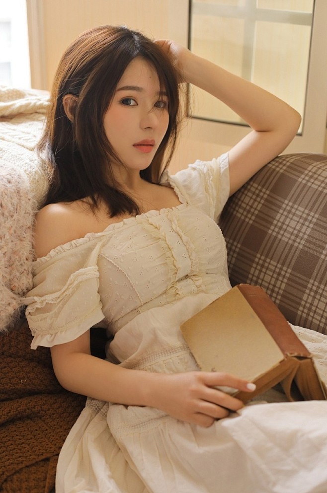 90后美女长得亭亭玉立眉目如画肌肤莹白极致销魂美女图