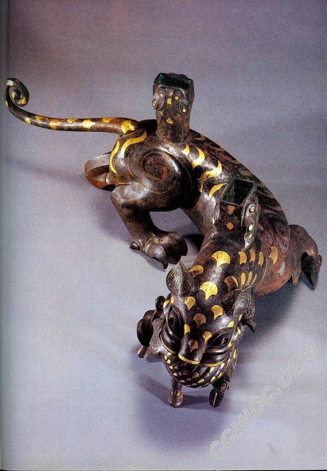 错金银青铜虎噬鹿器座战国（公元前475年—221年） 通高21.9厘米，长51