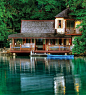 森林湖畔小木屋