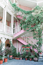 免费 白色混凝土建筑与绿色和粉红色的树木 素材图片