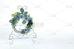 “勿忘我”和蓝色玫瑰花环
