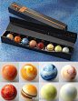 太阳系巧克力，每盒8颗分别代表太阳系中的8大行星每个行星都有不同风味，可可味的地球，朗姆酒加葡萄干的土星，卡布奇诺的海王星，椰子芒果的水星，法式橙味的火星，香草味的木星~