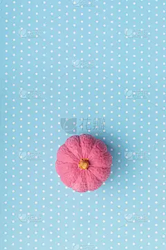 平铺着手工绘制的石膏南瓜和复制空间。秋季假期卡片模型