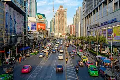 泰国曼谷——2017年6月15日:在泰国首都曼谷，摩托车和公共汽车在夜间工作时间造成了摩托车拥堵。