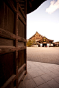 娴静京都







很喜欢在京都的小巷中信步前行，尤是当世界的众多城市渐变为千篇一律时，京都特有的情怀则变得更为难能可贵。寻晨钟暮鼓下的禅意，踏清晨露水珠环，原本蜿蜒而上的小巷忽地豁然开朗，原来是著名的清水寺到了。不得不感慨日本对于古迹的传承，在感受时间带来沧桑的同时，也可感知到这座古刹生命的延续。两名身着白色服饰的寺院居士静默地从身边走过，传统木屐有节奏地在石板路上留下一串嗒嗒声，不知历经千年过往，又有多少僧侣香客此路向上去参拜心中的虔诚。这里没有记忆中寺院香火的缭绕，来到这里的人们似乎也被身畔的幽
