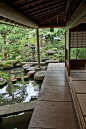 在院子做鱼池都不算什么了，日本房屋直接建水上，房子下承包鱼塘