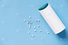 蓝色背景的人造甜味剂容器