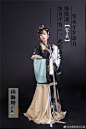 置顶 如是观晋制汉服【山海烬3-羲和-常羲】转发@3为好友 抽chou酱jiang哟，详情P5
摄影：@_木小酥  妆造：琬琰华章掌柜@琬琬琬姑娘
模特：@阿瑶菇凉V  ​​​​@他年白头 
文案：@雪霁花时  部分饰品：@绿娆家渣渣参上 
---------☆☆☆文案☆☆☆---------
日生旸谷，如落虞渊。天养众生，地泽万物。
灼灼御驾，瑰丽端庄。八方遥祭，正色玄黄。
月出皎兮，探我朱阁。长路漫漫，银河渺渺。
青锋隐鞘，梦逐流光。星移斗转，历纪开章。
晓川漾碧，夜浪浮金。昼竞耀景，夕舞清辉。
天之