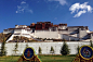 这是举世闻名的布达拉宫，它耸立在西藏拉萨市红山之上，是我国全国重点文物保护单位之一。

布达拉宫海拔3700米，占地总面积36万平方米，建筑总面积13万平方米，主楼高117米，共13层，其中宫殿、灵塔殿、佛殿、经堂、僧舍、庭院......一应俱全，是当今世上海拔最高、规模最大的宫堡式建筑群。

布达拉宫依山垒砌，群楼重迭，殿宇嵯峨，气势雄伟，有横空出世、气贯苍穹之势，坚实墩厚的花岗石墙体，松茸平展的白玛草墙领，金碧辉煌的金顶，具有强烈装饰效果的巨大鎏金宝瓶、幢和红幡，交相映辉，红、白黄3种色彩的鲜明对比，
