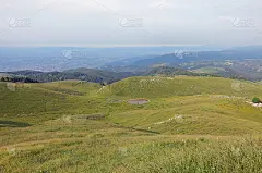 意大利北部Bassano del Grappa镇附近的绿色山丘和背景上的平原