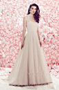 Mikaella Bridal 2014春夏婚纱，在玫瑰花的背景映衬下，唯美的气息从每一片蕾丝与裙摆的薄纱中随风而来。