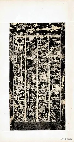 “嵩山三阙”是太室石阙、少室石阙、开母庙石阙三阙的合称，位于河南嵩山地区，是我国现存最古的庙阙。