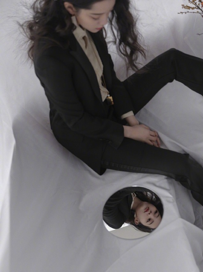 #欧阳娜娜# 
娜娜的搭配，西装的内搭选...