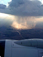 tumblr上有网友在飞机上拍到，原来天上下雨是这个样子的~