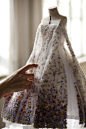 Robe du soir en organza blanche brodée de mousseline dégradée façon pointilliste, haute couture automne-hiver 2012
